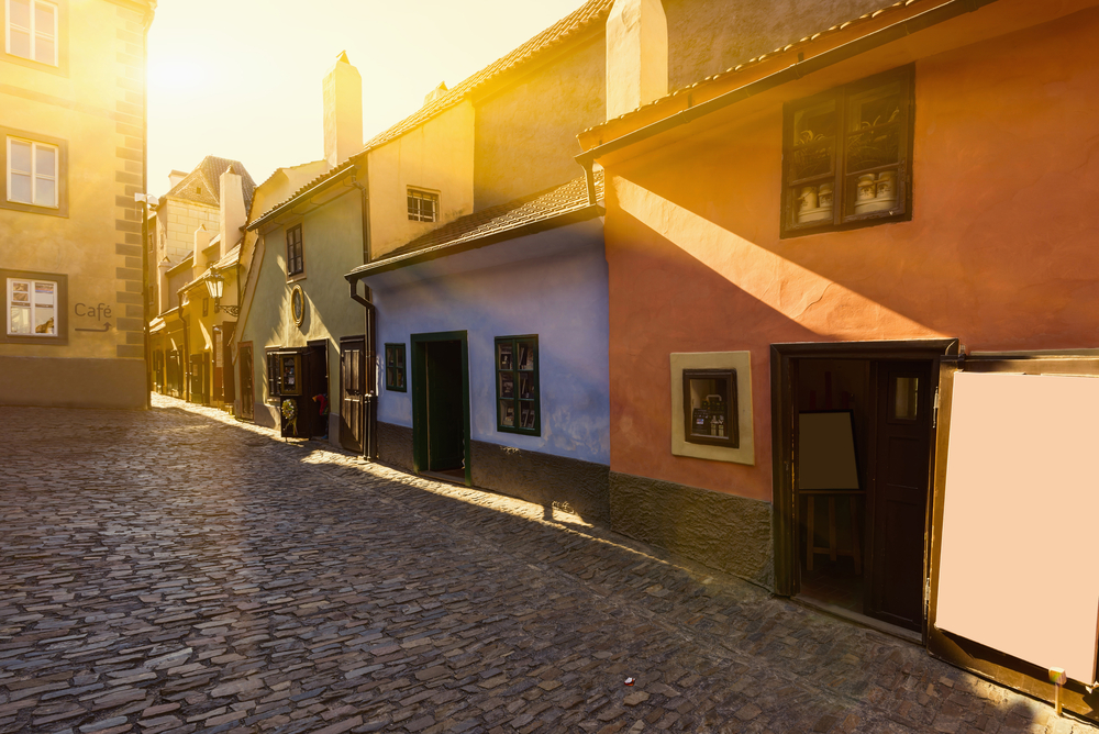 El emblemático Callejón del Oro del Castillo de Praga al atardecer