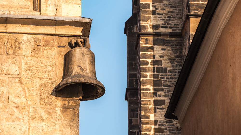 Detalle de la campana en la Casa de la Campana de Piedra