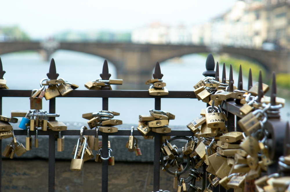 Candados en la baranda del Ponte Vecchio de Florencia