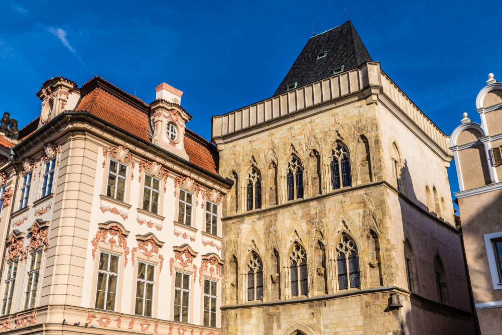 Fachada de la Casa de la Campana de Piedra junto al Palacio Kinsky, en Praga