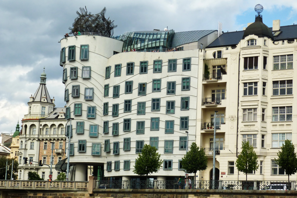 Contraste entre la Casa Danzante y la arquitectura tradicional de Praga