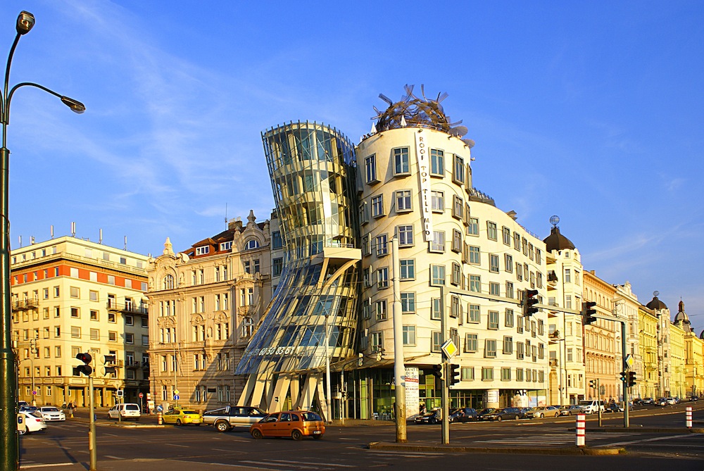 La moderna Casa Danzante junto a la arquitectura tradicional de Praga