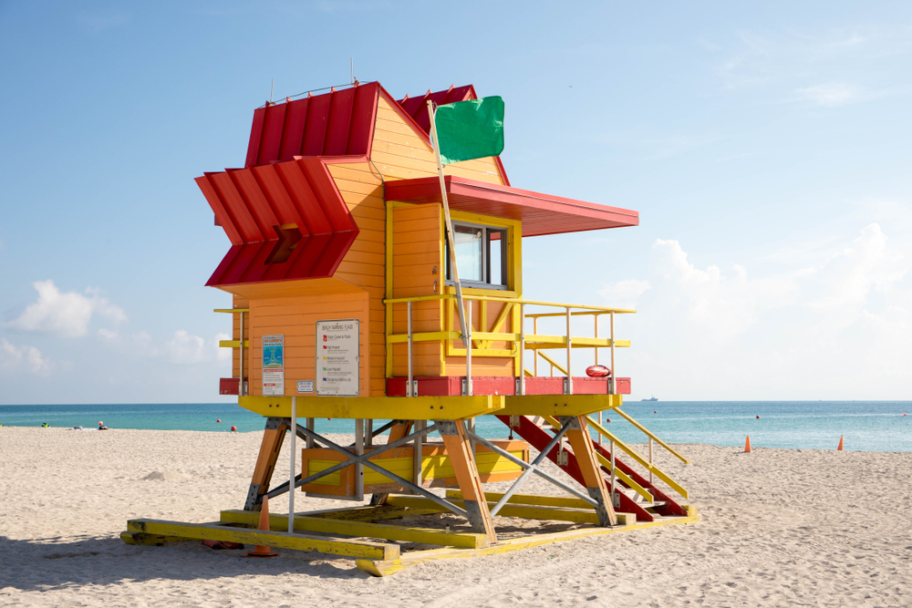 Castea salvavidas en una playa de Miami