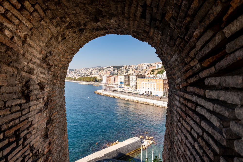 Las pequeñas ventanas del fortificado Castillo del Huevo