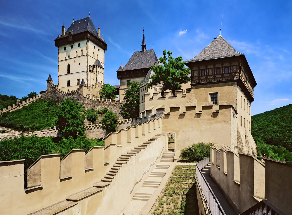 La torre principal del castillo de Karlstejn se eleva 60 metros