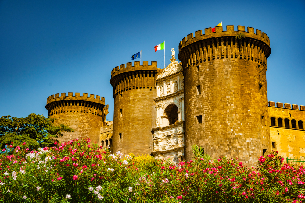 Imponente perfil del Castel Nuovo en Nápoles