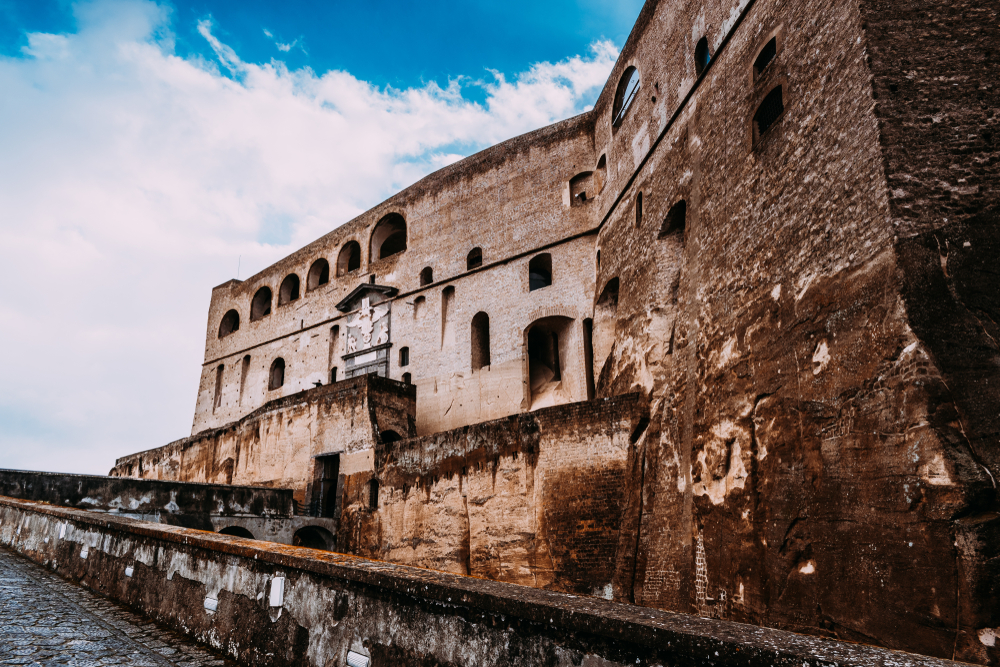Vista exterior del medieval Castel Sant'Elmo, en Nápoles