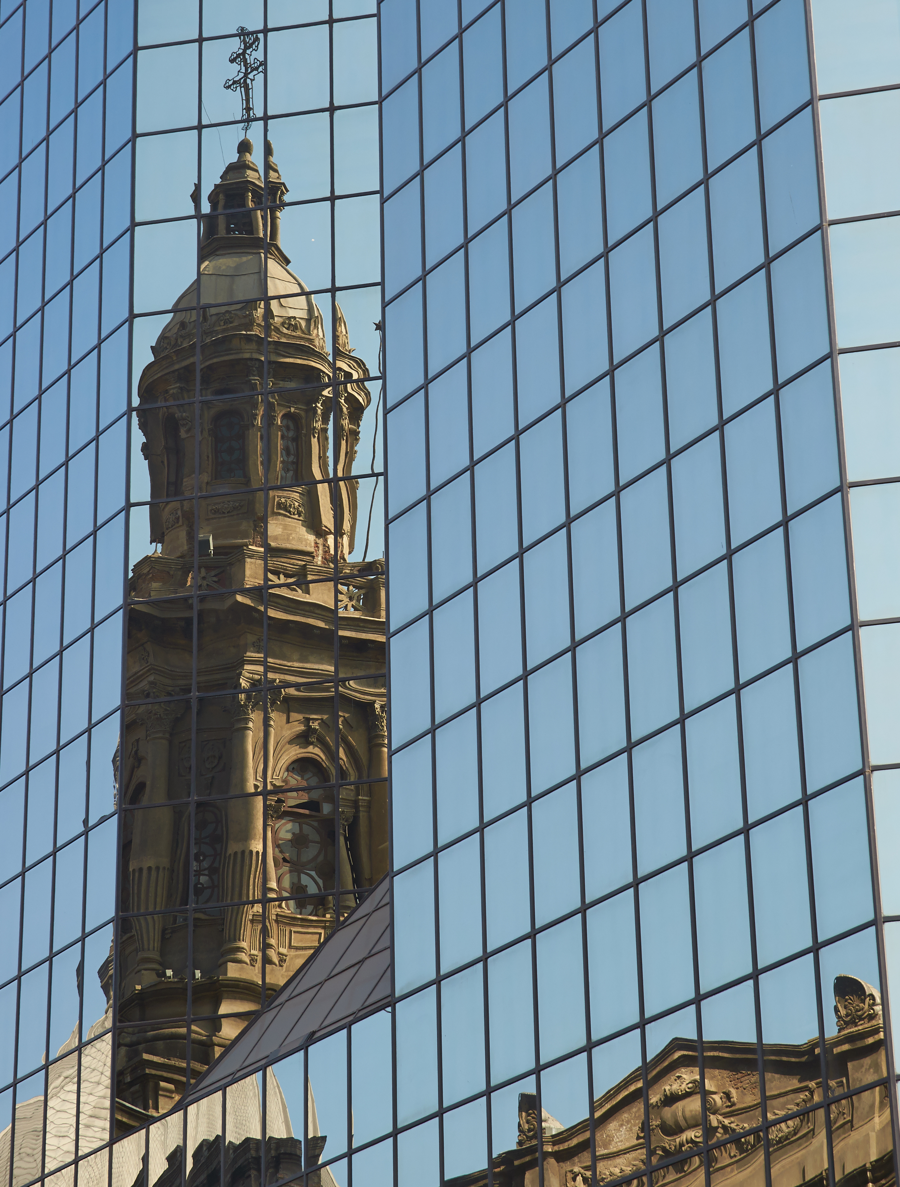 Catedral de Chile reflejada en un edificio de Plaza de Armas