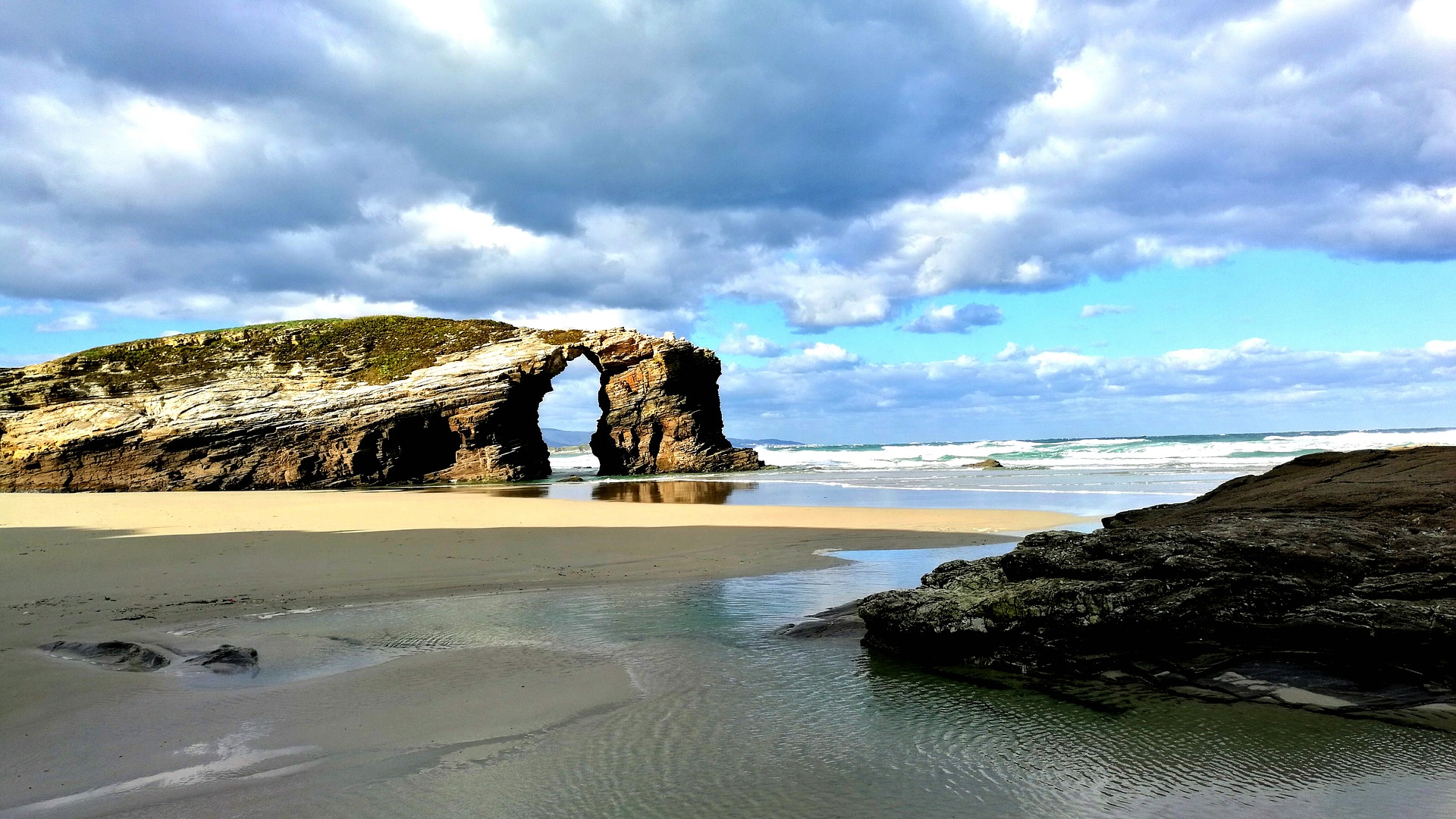 Playa de las Catedrales, cerca de Santiago