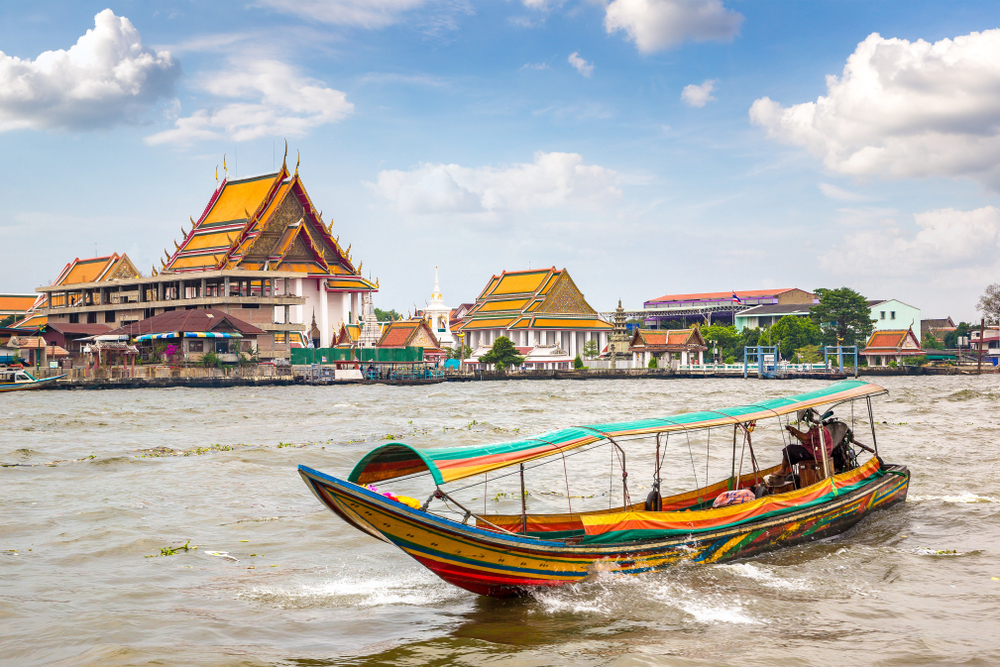 Barco cruzando el Chao Phraya 