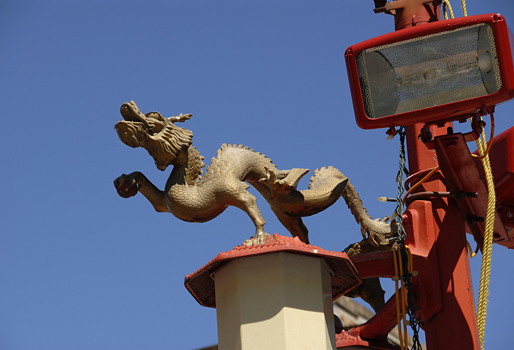 Dragón en una farola del Chinatown de Vancouver