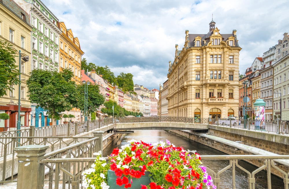 Vistas sobre el río en Karlovy Vary, cerca de Praga