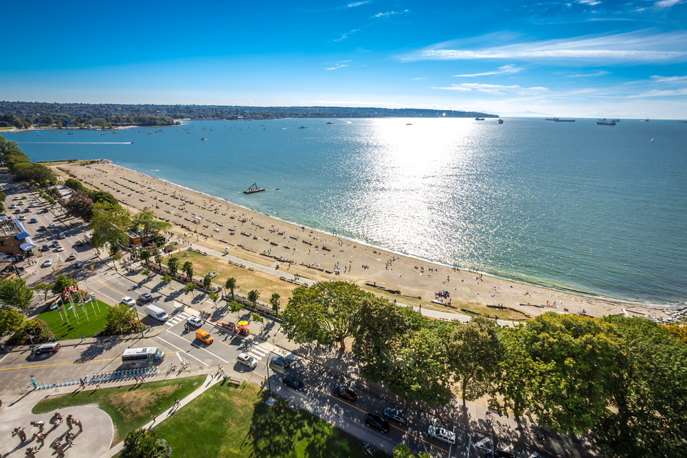 Vistas del English Bay y a las estatuas A-maze-ing Laughter