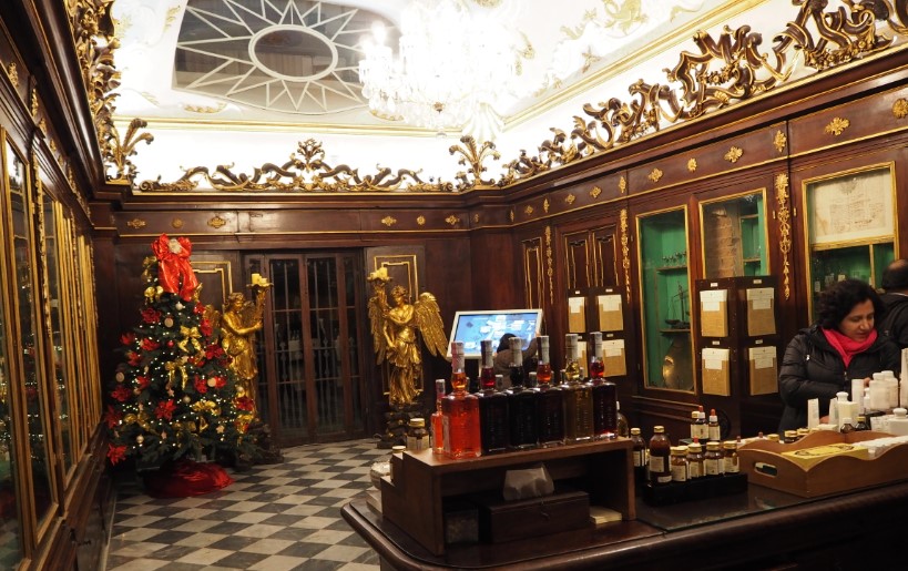 Interior de la Farmacia de Florencia desde la entrada