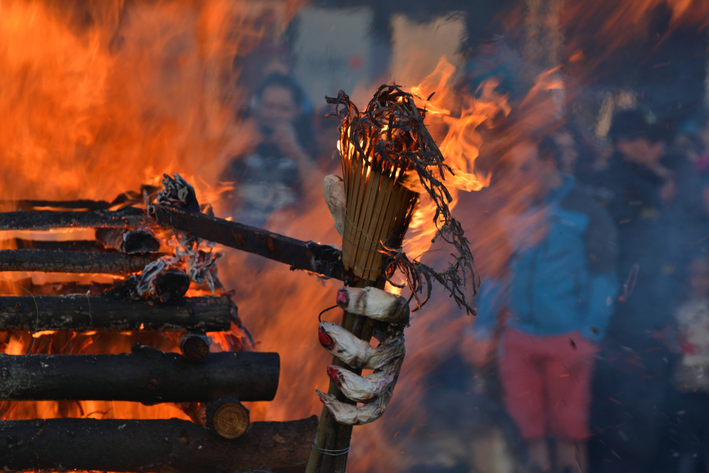 Fogatas en la noche de Walpurgis en Praga