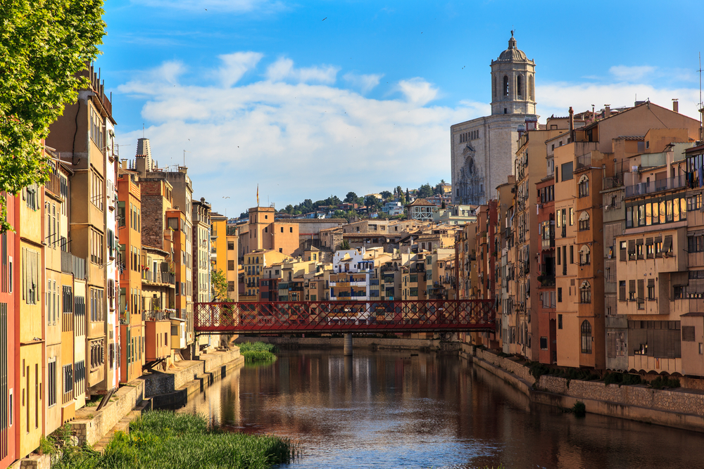 Casas sobre el Oñar, en Girona 