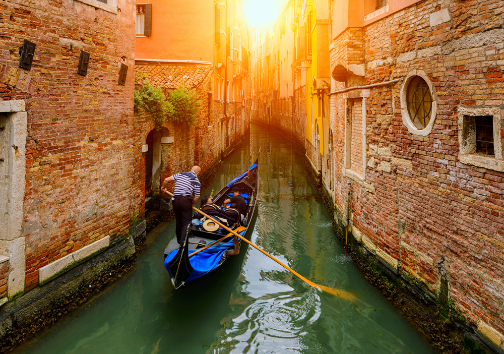 Paseo en góndola por los canales de Venecia