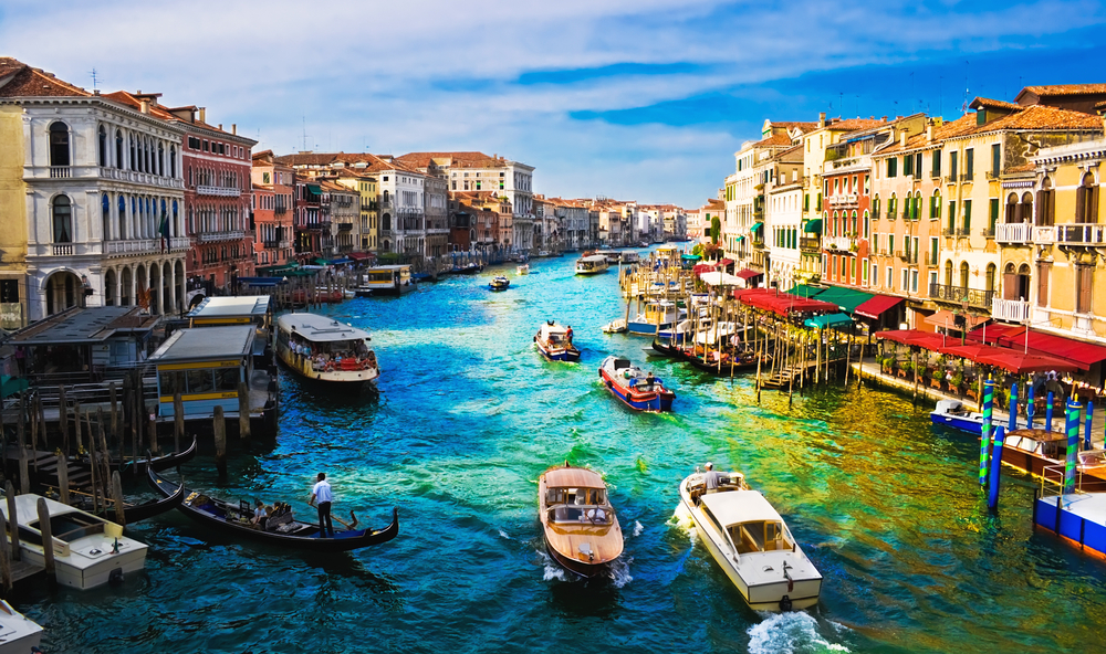 En Gran Canal de Venecia en góndola