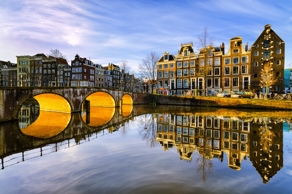 Amsterdam y puente desde canal