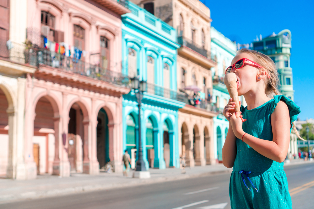 Niño tomándose un helado en La Habana