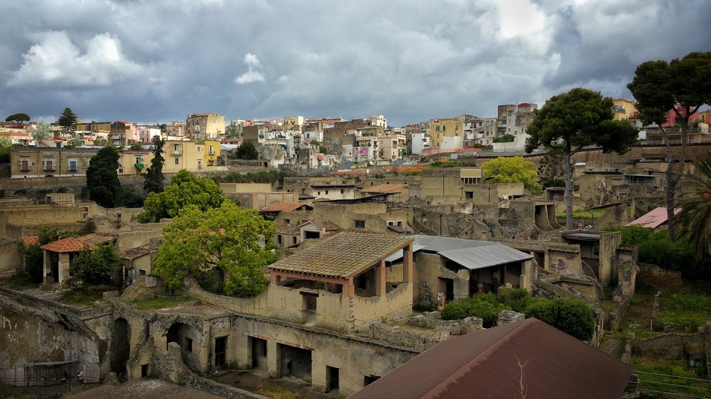 Las ruinas de Herculano con la moderna ciudad al fondo