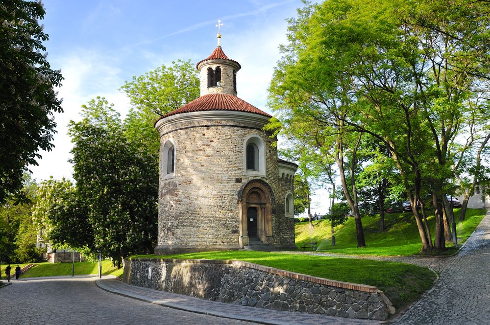 La iglesia de San Pedro y San Pablo sobresale entre el paisaje arbolado de Vysehrad.