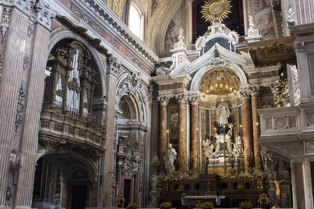 El interior barroco de la iglesia de Gesù Nuovo