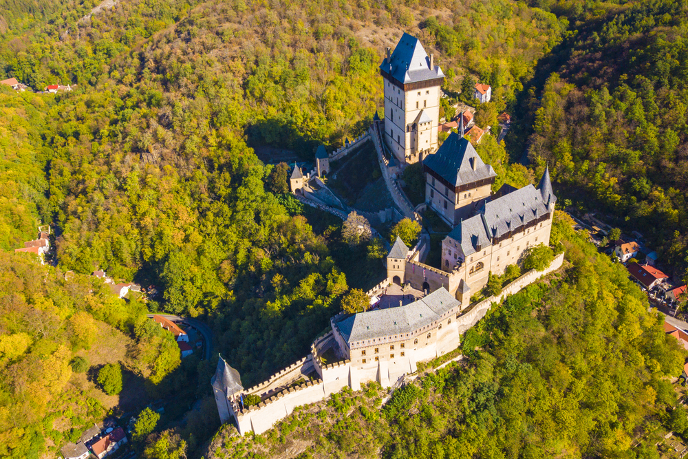 La torre principal del castillo de Karlstejn se eleva 60 metros