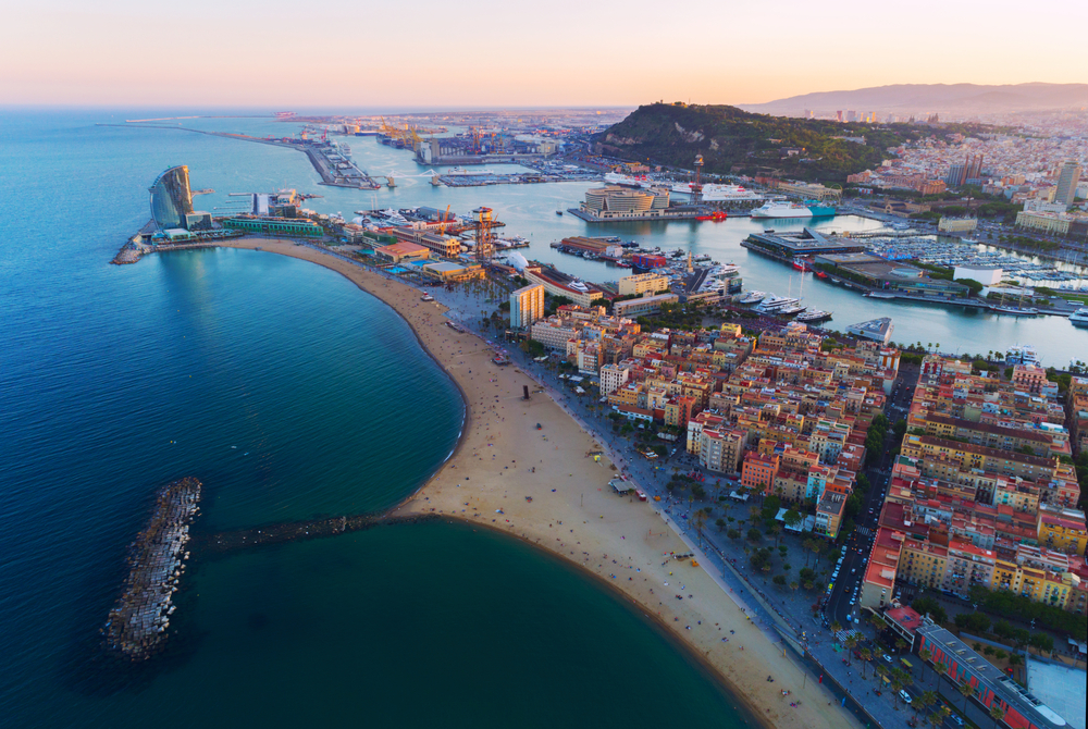 La Barceloneta y Montjuic al fondo