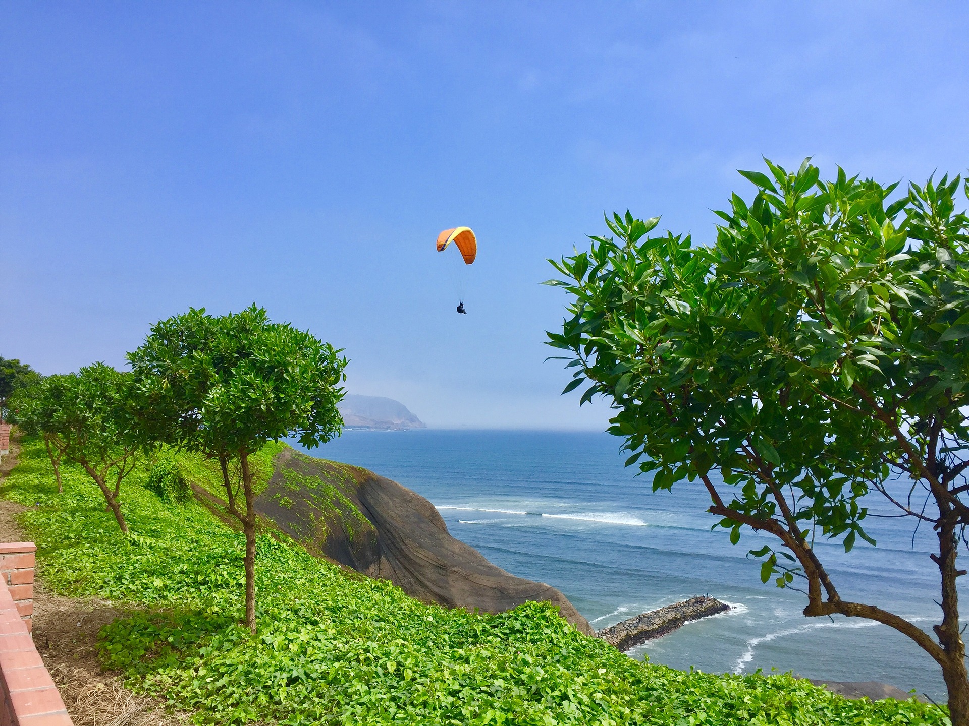 Parapente en el barrio de Miraflores, en Lima