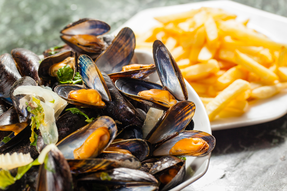 Mejillones con patatas fritas 