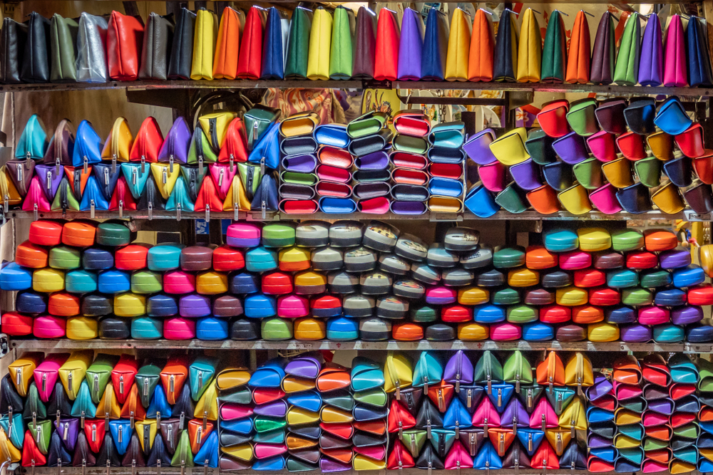 Curioso y colorido puesto de carteras en el Mercado Nuevo de Florencia