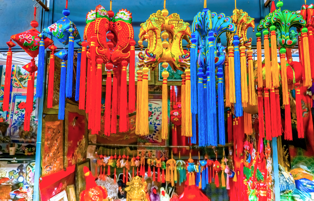 Adornos típicos en el Mercado de la Seda en Pekín
