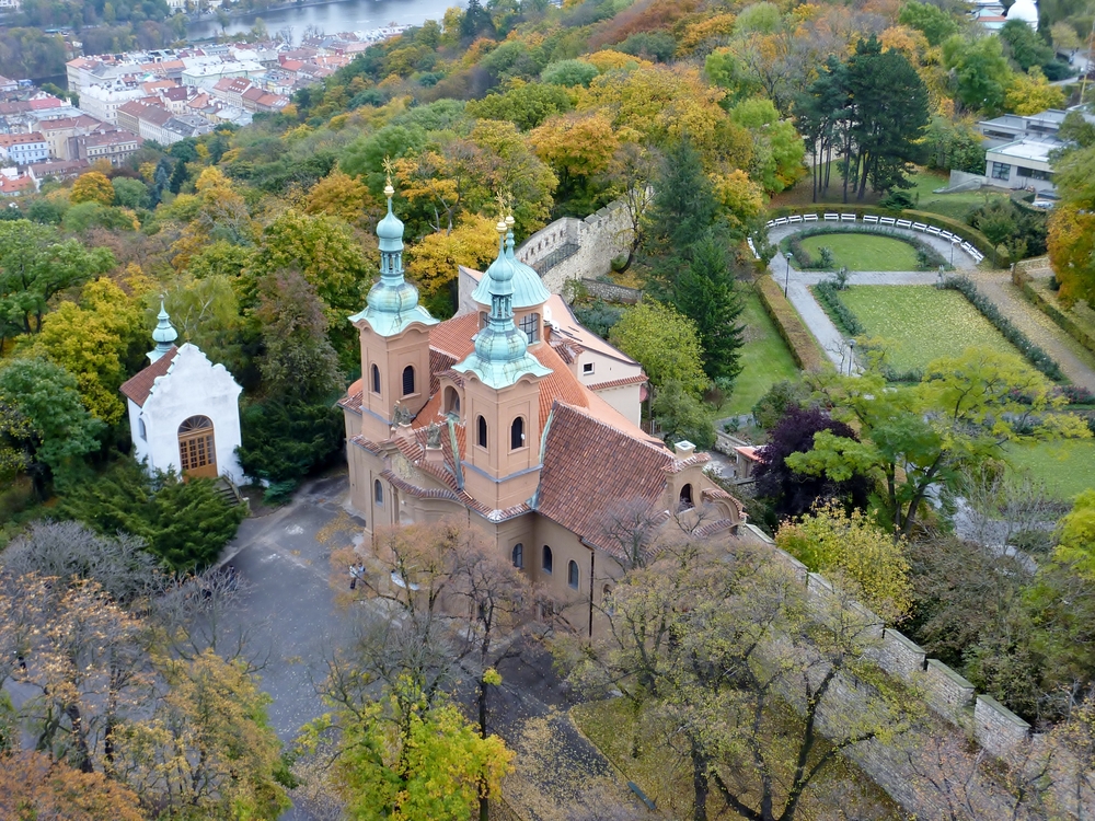 Exterior del laberinto de espejos del monte Petrín