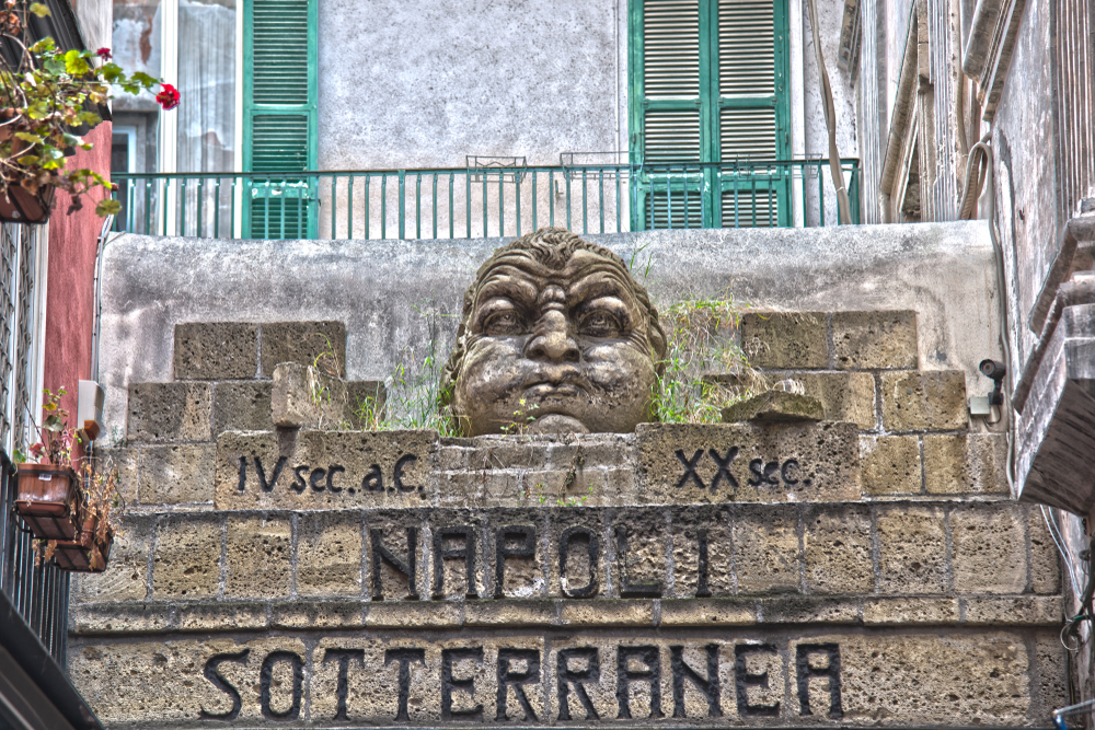 Detalle de la entrada de Napoli Sotterranea, en la piazza de San Gaetano