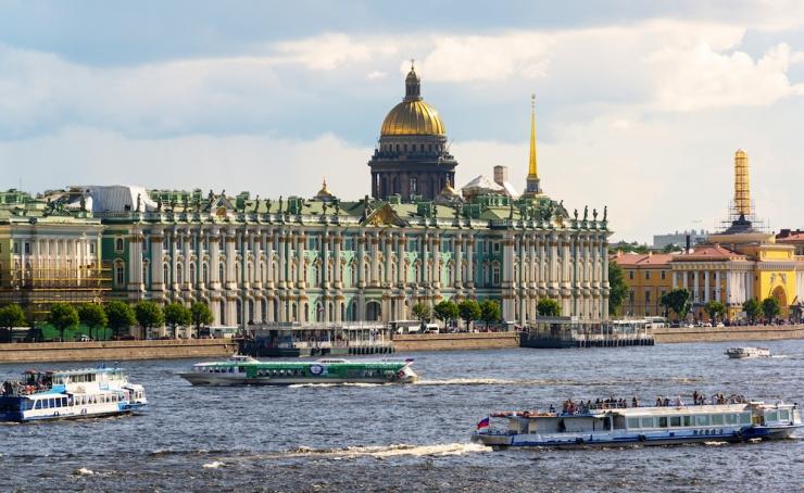 Barcos por el río Neva de Sant Petersburgo