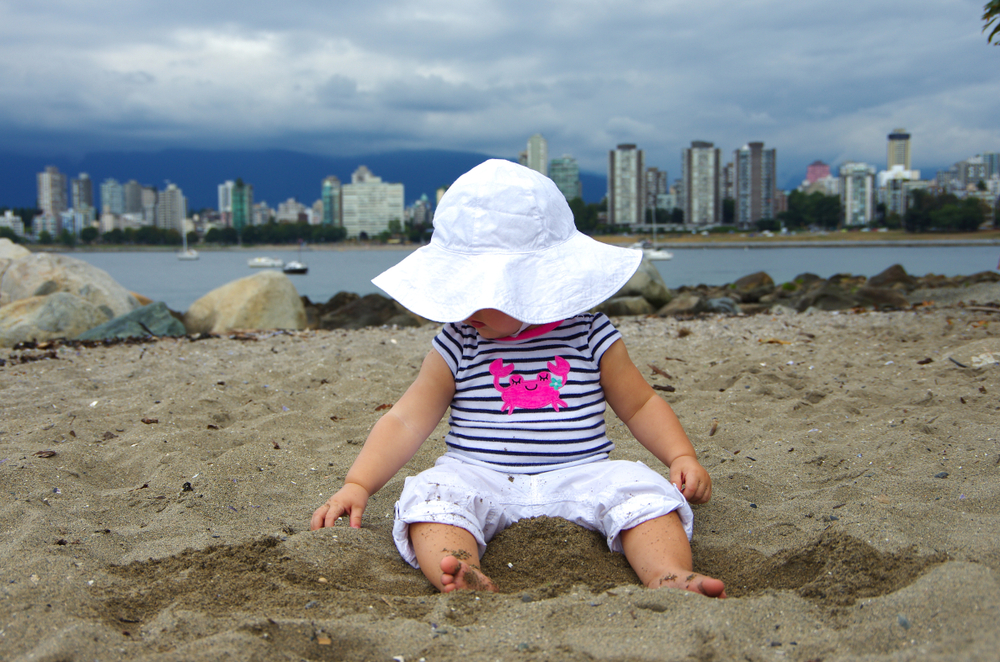 Niño en una playa de Vancouver