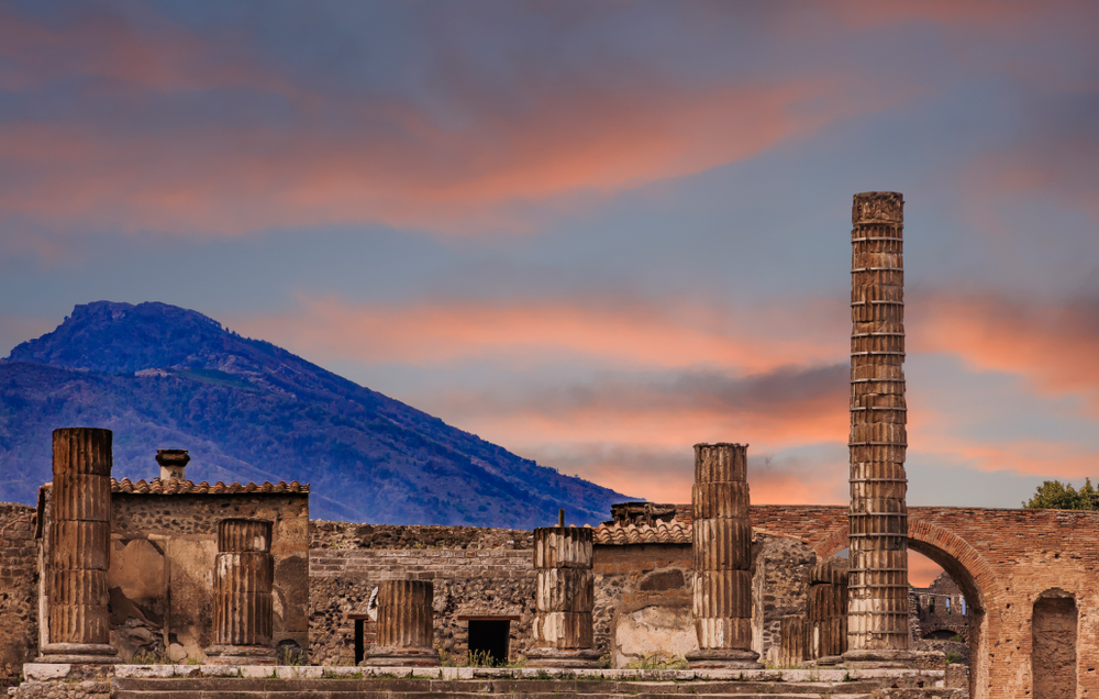 Las ruinas de Pompeya se recortan frente al Vesubio