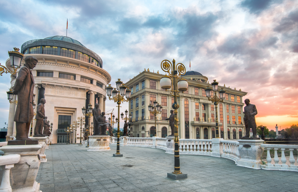 La bella arquitectura de Skopje, cerca de Sofía