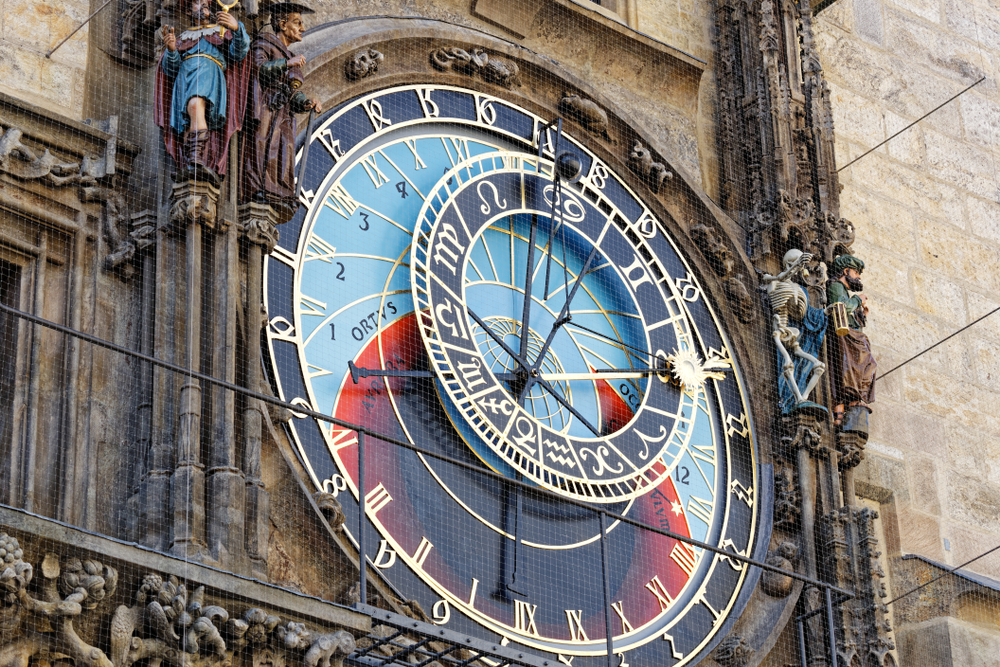 Detalle del Reloj Astronómico de Praga en la torre del Ayuntamiento
