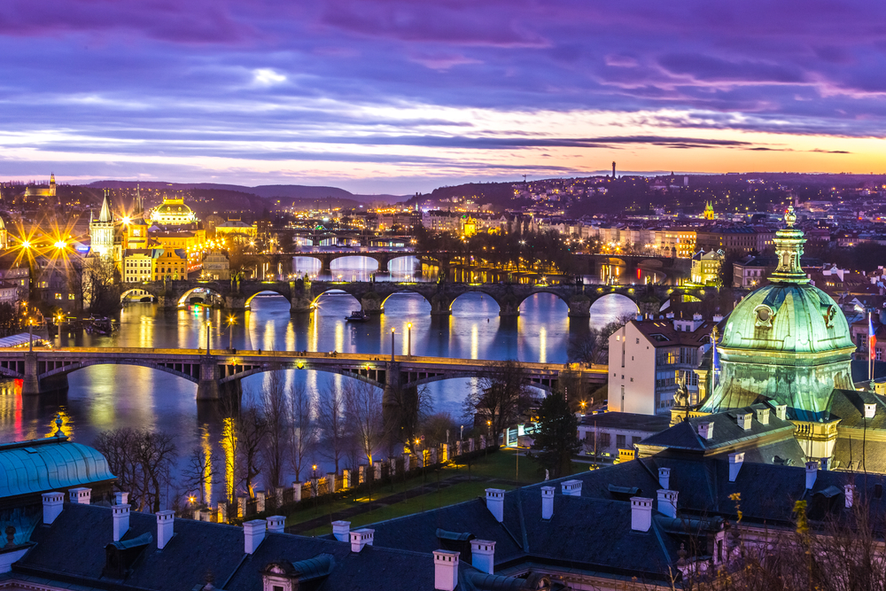 Vistas desde el mirador del Parque Letná al anochecer, en Praga