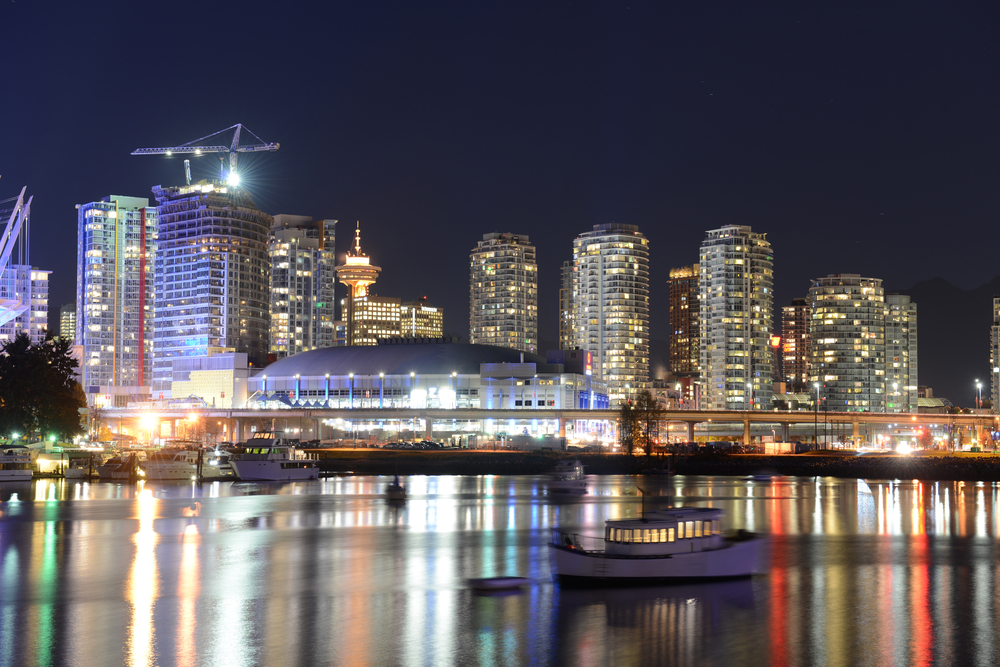 Rogers Arena iluminado al anochecer