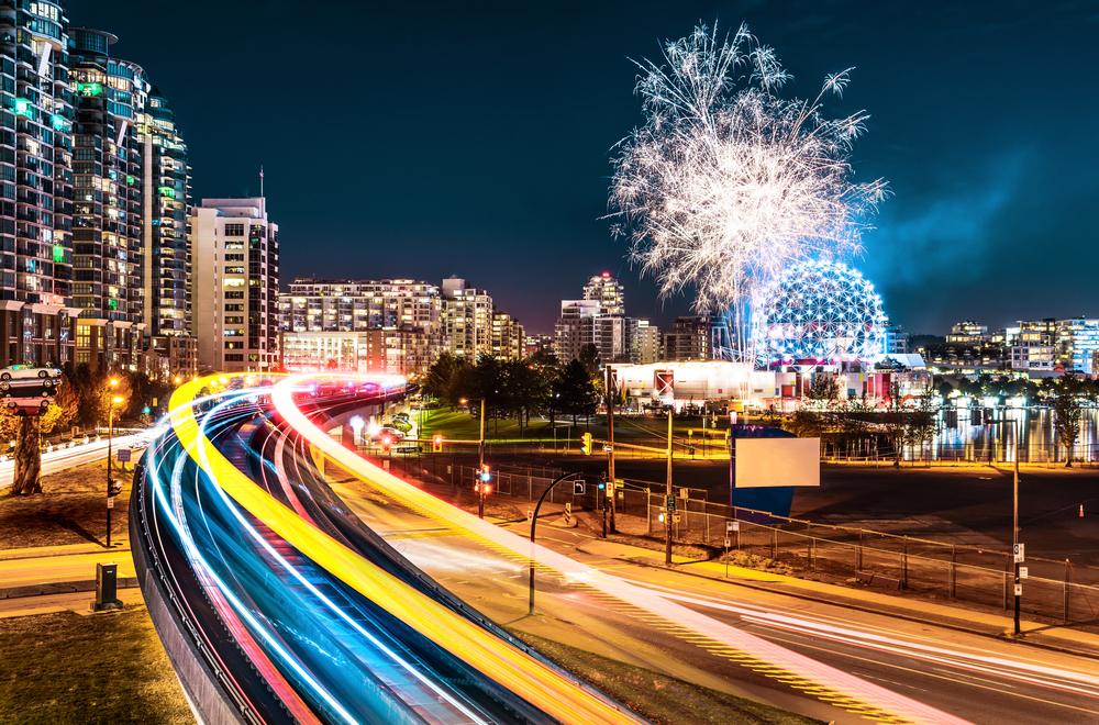 Vistas al Science World con fuegos artificiales