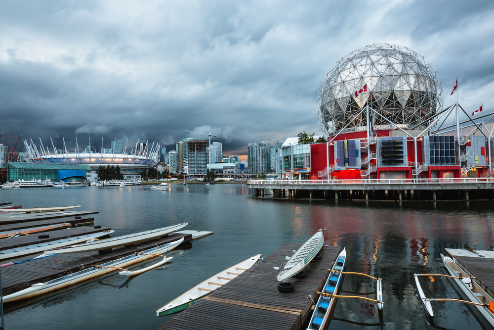 Science World con el Rogers Arena de fondo