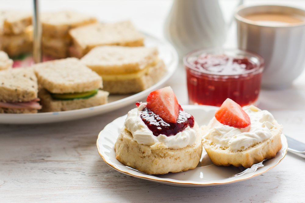 Té inglés, scones y sándwiches