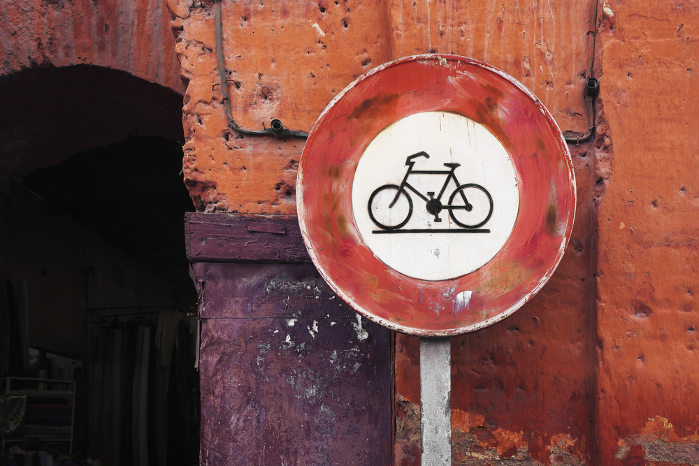 Motocicleta y bicicleta por Marrakech