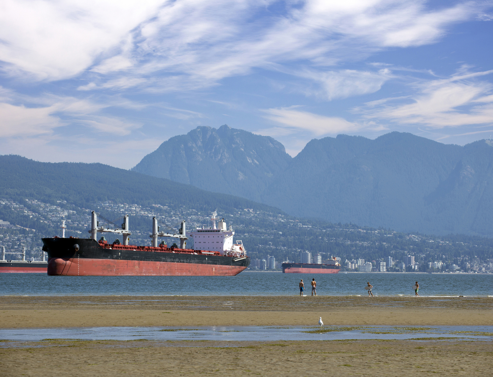 Playa Spanish Banks con barcos cargueros