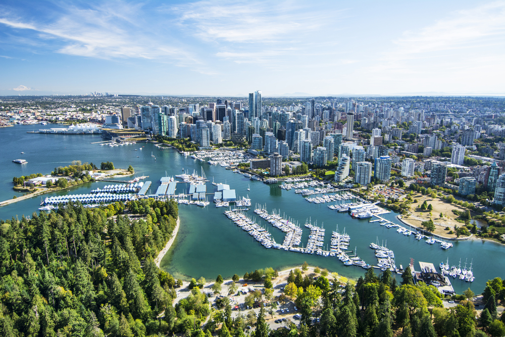 Vistas aéreas del Stanley Park con la ciudad de fondo