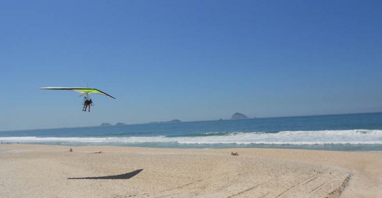 Aladelta sobre las playas de Río