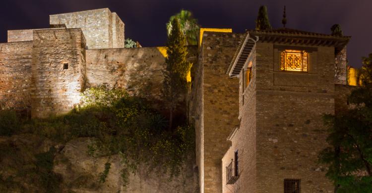 Vista de la alcazaba por la noche